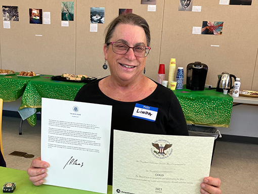 Linda receives volunteer award